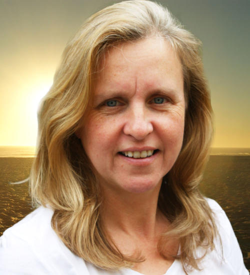 Porträt von Gloria Preuss vor einem Sonnenuntergang am Meer