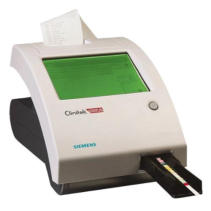 Siemens-Clinitek-Analysegerät mit grünem Display und eingelegtem Urinteststreifen
